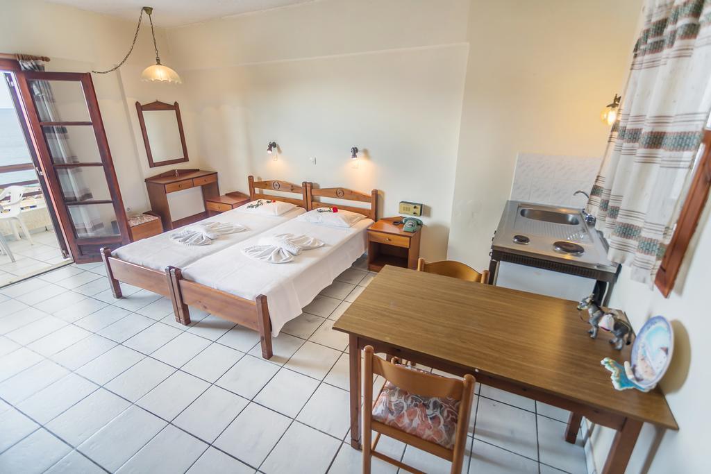 Yiannis Ηotel Finíki Kültér fotó