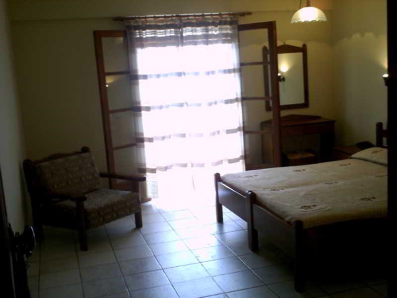 Yiannis Ηotel Finíki Kültér fotó