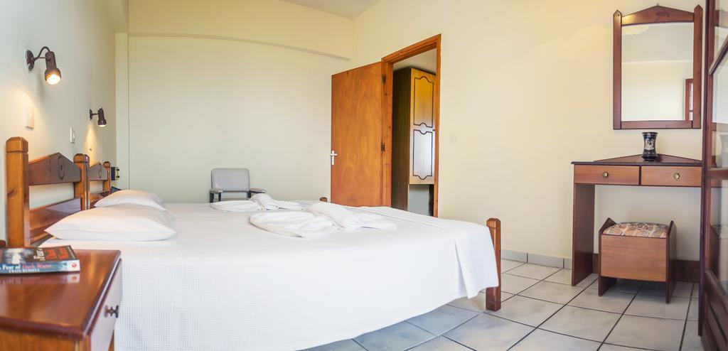 Yiannis Ηotel Finíki Kültér fotó