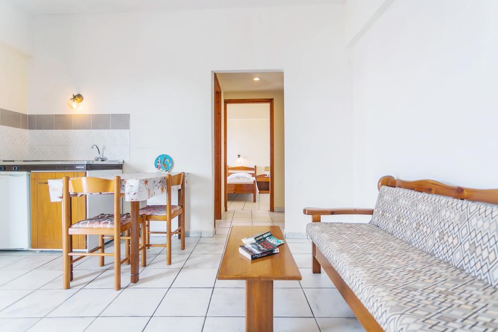 Yiannis Ηotel Finíki Kültér fotó