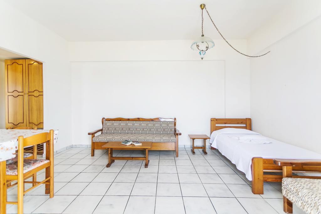 Yiannis Ηotel Finíki Kültér fotó