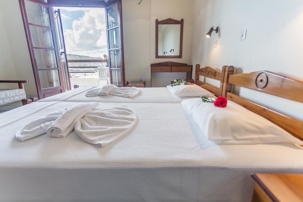 Yiannis Ηotel Finíki Kültér fotó